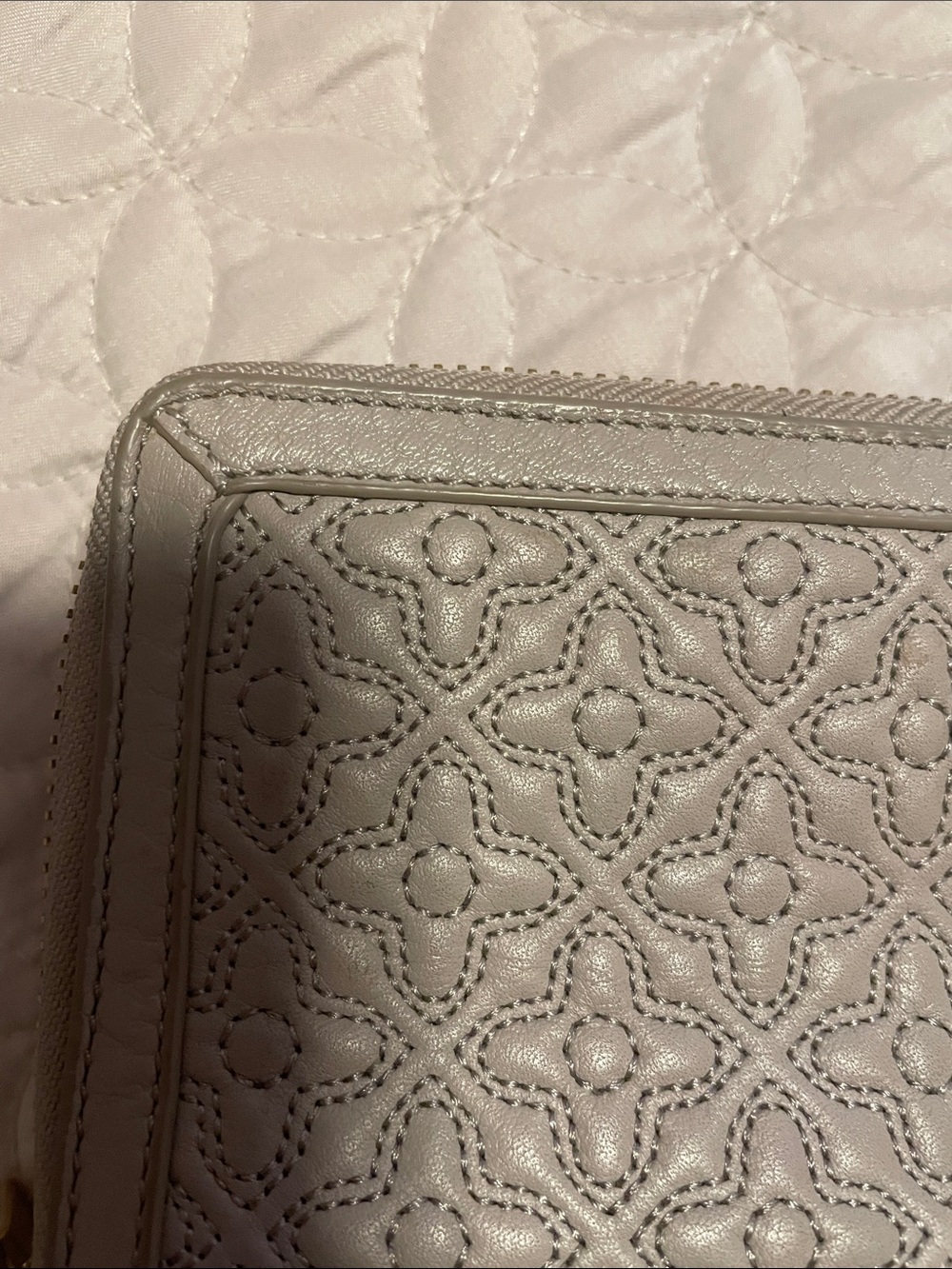 Tory Burch Perforated Leather Zip Wallet in Light Gray with Gold Logo - Picture 3 of 5